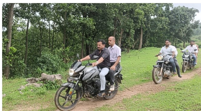 लुण्ड्रा के दुर्गम पहाडी रास्तों पर स्वयं बाइक चलाकर प्रशासनिक टीम के साथ सुदूर ग्राम चितालाता पहुंचे कलेक्टर....